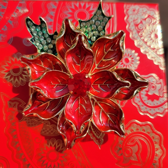 Poinsettia Christmas Holiday Brooch ~ Rhinestone Embellishments ~ Pretty! - Picture 11 of 12